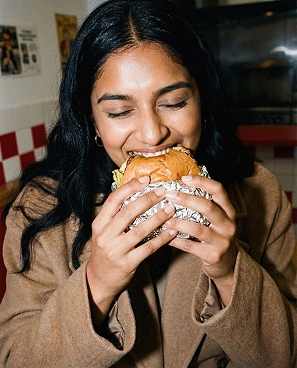 CRAV Burger takeaway packaging in Berlin